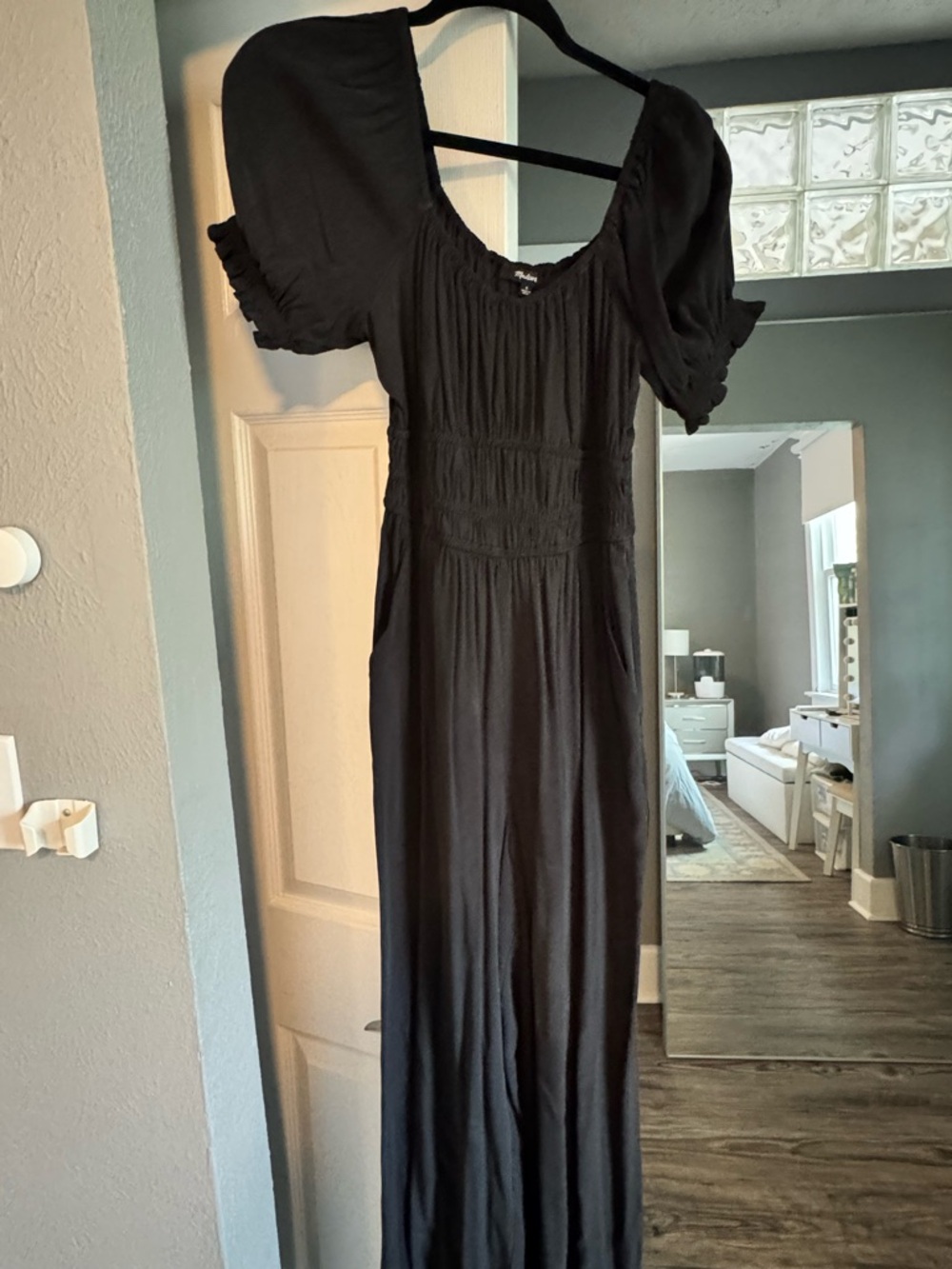 Black Women's Puff-Sleeve Jumpsuit